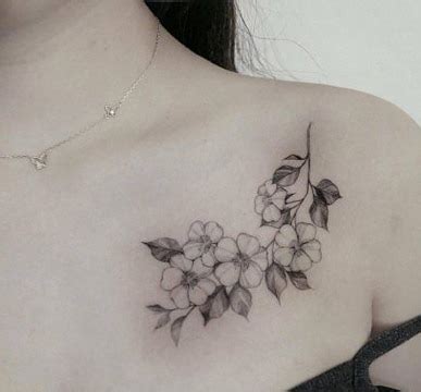 tatoo para mujeres en el pecho|Tatuajes femeninos para el pecho